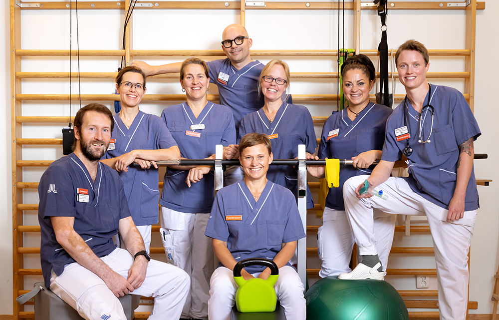 Louise Sandberg (sittande mitten), chef för Södersjukhusets arbets- och fysioterapienhet, tillsammans med kollegor som är färdiga samt blivande specialister. Foto: Gonzalo Irigoyen