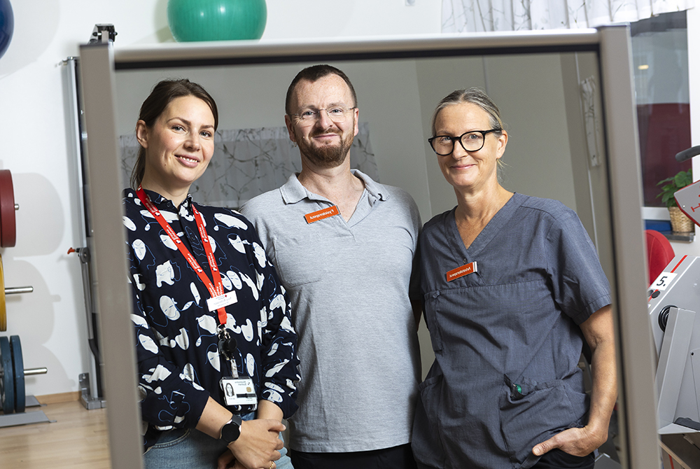 Nina Andersson, Carl Mullally och Anna Blåberg är överens om att arbetsklimatet är både varmt och välkomnande. För nya medarbetare finns det dessutom ett mentorsprogram. Foto: Johan Marklund